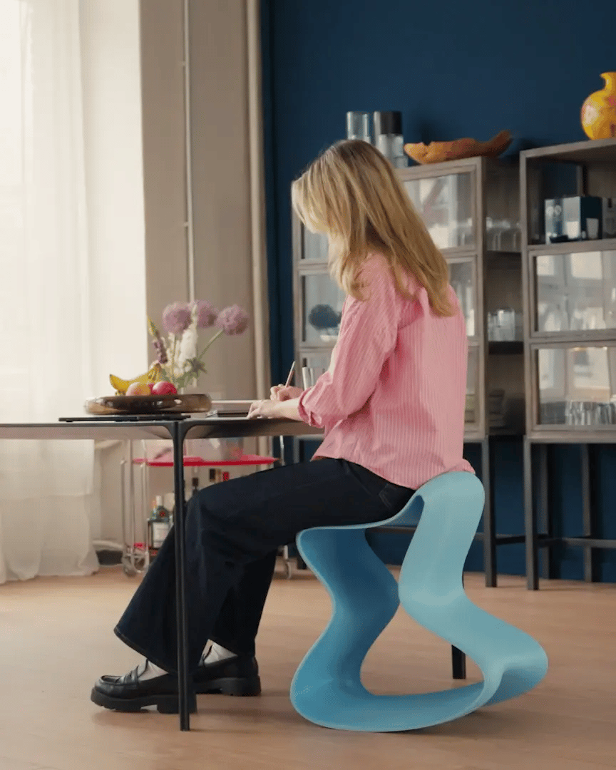 Der Druckkopf baut einen Flow Chair Schicht für Schicht aus schwarzem PETG auf