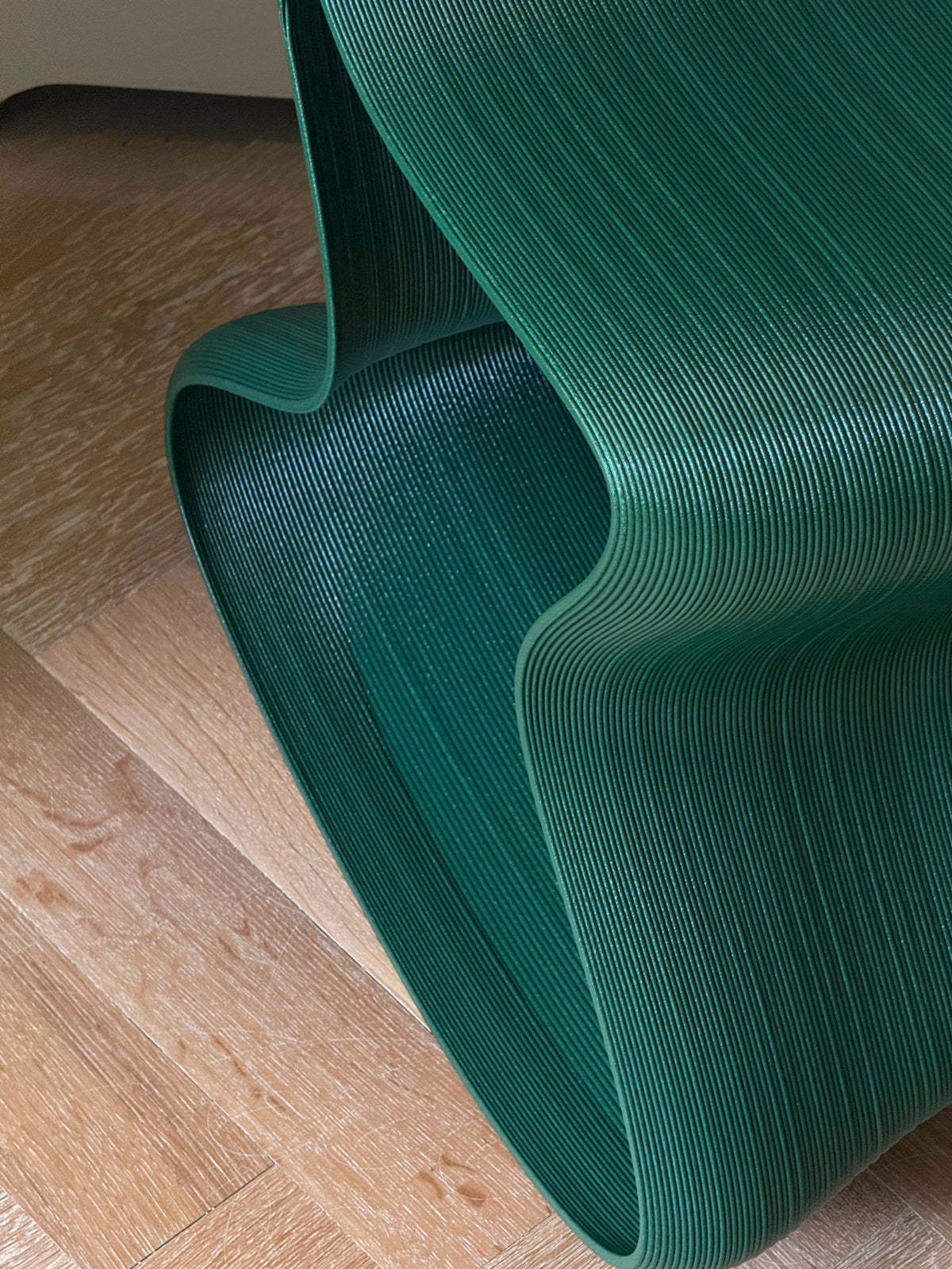 Flow Chair vor einem Bücherregal